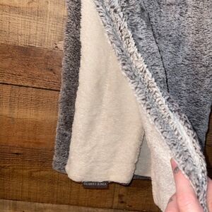 😍Host Pick😍 Vince Camuto fleece throw blanket